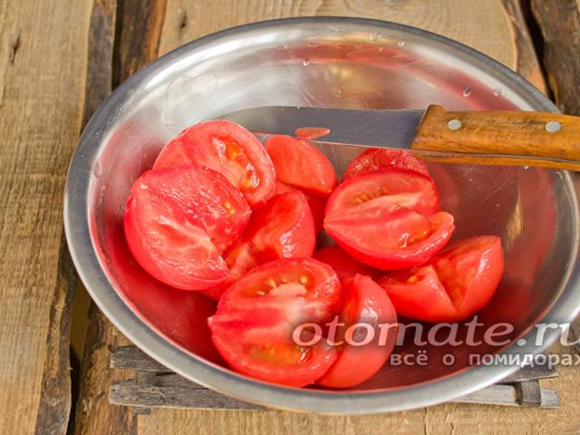 Recetas sencillas para el invierno de tomates en jugo de tomate.