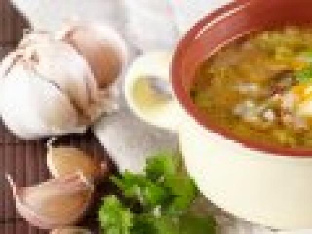 Contenido calórico de la sopa de pollo y propiedades dietéticas.