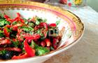 Ensalada de tomates, aceitunas y pimientos